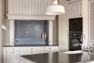 <p>Te huur: unieke penthouse in het centrum van Mechelen, vlak bij het station en openbaar vervoer.</p><p><br /></p><p>Dit appartement combineert comfortabel wonen met een centrale ligging aan het Kardinaal Mercierplein. De penthouse bevindt zich in een karaktervol gebouw en geniet van een open zicht en veel lichtinval. Dankzij de ligging vlak bij het station, winkels en horeca is dit een ideale uitvalsbasis voor wie centraal wil wonen in Mechelen. Extra troeven zijn de grote garage en praktische berging, wat in het stadscentrum een echte meerwaarde biedt. Een interessante opportuniteit voor wie een appartement wil met ruimte, comfort en bereikbaarheid.</p><p><br /></p><p>Dubbele garagebox bij te huren voor €200/maand</p><p><br /></p><p>Interesse?</p><p>Maak snel en vrijblijvend een afspraak met onze makelaar via onderstaande link: </p><p>https://vijfhoek.mijnhuurprofiel.be/property/d09e9c3d-da5a-480a-ba87-6046cfa19fd5</p><p><br /></p><p>JOUW DROOMAPPARTEMENT. ZO GEVONDEN!</p>