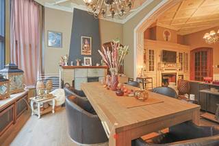 Deze authentieke woning met handelsruimte bevindt zich op een uitstekende locatie in het centrum van Izegem, op wandelafstand van winkels, scholen...