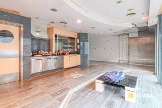 Op een gunstige ligging met veel passage en uitstekende zichtbaarheid dankzij de grote etalage, bevindt zicht dit op te frissen handelspand met ruime woonst. Het perceel heeft een grondopp. van 348 m². Het pand deed vroeger dienst als slagerij, maar biedt tal van mogelijkheden voor diverse handelsactiviteiten.<br /><br />Het gelijkvloers omvat het handelsgedeelte met etalage en polyvalente ruimte die naar eigen wens kunnen worden ingericht.<br />De woonst beschikt over een ruime leefruimte, grote keuken, kelder, nachthal, 3 slaapkamers en een badkamer met toilet, lavabo en ligbad. De grote zolder is bereikbaar met een vaste trap en biedt mogelijkheden tot bv. extra slaapkamers. Achteraan is er een groot terras met doorgang naar de bergingen en een uitweg achteraan.<br />Een veelzijdige eigendom met potentieel, ideaal voor wie wonen en werken wil combineren op een zichtbare en commerciële locatie.<br />Verwarming : CV op aardgas (nieuwe verwarmingsinstallatie).<br />Ref. : 9366.<br /><br />Dit pand kan onderhevig zijn aan de renovatieverplichting die door de Vlaamse overheid wordt opgelegd voor residentiële gebouwen. Consulteer voor meer informatie de website van het Vlaams Energie- en Klimaatagentschap via https://www.energiesparen.be/renovatieverplichting-residenti%C3%ABle-gebouwen-2023.