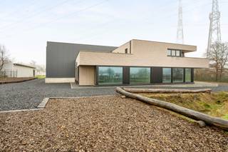 Modern nieuwbouw bedrijfsgebouw gelegen in het industriegebied van Zutendaal, met een totale bedrijfsoppervlakte van 1.000 m², ideaal voor opslag, productie of logistiek. De bedrijfsruimte is volledig verhuurbaar of opsplitsbaar in 2 × 500 m², waardoor het pand perfect inspeelt op groeiende of schaalbare ondernemingen.<br />Aansluitend zijn er twee kantoorruimtes van telkens 120 m², beschikbaar in casco of volledig afgewerkte staat, afhankelijk van de gewenste afwerking en het gebruik.<br />Daarnaast beschikt het complex over een ruim conciërge-appartement van circa 140 m², geschikt voor bewoning of ondersteunend professioneel gebruik.<br /><br />BTW-verhuur is mogelijk.<br />Alle entiteiten zijn afzonderlijk verhuurbaar.<br />De kantoren worden uitgerust met basisfaciliteiten, waaronder verwarming op aardgas (< 300 kW).<br />De uiteindelijke huurder of exploitant staat zelf in voor het aanvragen en verkrijgen van eventuele vereiste exploitatie- en milieuvergunningen.<br /><br />Huurprijzen (excl. btw)<br />•Totale huurprijs (volledig complex): €6.917 – €7.317/maand)<br />•Bedrijfsunit 1.000 m²: €4.167/maand<br /> (€2.083/maand per unit bij opsplitsing in 2 × 500 m²)<br />•Kantoorruimte 2 x 120 m²:<br /> Casco: €800/maand per kantoor<br /> Afgewerkt: €950 – €1.000/maand per kantoor, afhankelijk van de gekozen afwerking<br />•Appartement 140 m²: €1.150/maand<br /><br />Troeven<br />•Nieuwbouw<br />•Flexibele indeling en opsplitsbaarheid<br />•BTW-verhuur mogelijk<br />•Strategische ligging in industriegebied Zutendaal<br />•Geschikt voor KMO’s, logistiek, productie en dienstverlenende activiteiten<br />•Combinatie van bedrijfsruimte, kantoren en woonentiteit op één site