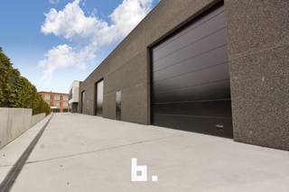 Het ruime nieuwbouwmagazijn (170m²) met gepolierde betonvloer bevindt zich in het industrieterrein te Moorslede.<br /><br />Uitrusting:<br />- Nieuwbouw in beton<br />- Gepolierde betonvloer<br />- Grote lichtkoepel<br />- Sectionale poort 4m x 4m + toegangsdeur<br />- Toilet<br />- Eén extra autostaanplaats<br /><br />Beschikbaar vanaf 01/07<br />Huurprijs: €685,00 excl. BTW