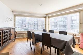 <p><strong>De Panne: Ruim 2-slaapkamerappartement in het bruisende centrum!</strong></p>
<p><br />Op zoek naar de perfecte combinatie van ligging, ruimte en potentieel? Dit heel ruime 2-slaapkamerappartement in de gegeerde residentie Lindo is een unieke kans! Dankzij de hoekligging geniet u van een prachtig zicht over de levendige winkelstraat, terwijl de zeedijk op wandelafstand ligt. Of u nu op zoek bent naar een vaste stek aan zee of een instapklare pied-à-terre om helemaal naar eigen smaak in te richten, dit appartement biedt het allemaal.</p>
<p>Als extra troef kunt u een private garage bijkopen op de felbegeerde Markt van De Panne, voor €60.000.</p>
<p><br /><strong>Indeling:</strong><br />Ruime inkomhal, een adembenemend lichtrijke en genereuze woonkamer, aparte keuken, apart toilet, handige berging, 2 volwaardige slaapkamers en een badkamer met bad die toegang geeft tot een heerlijk terras/buitenruimte.</p>
<p><br /><strong>Troeven:</strong></p>
<ul><li>Ruimte in overvloed: ideaal voor wie comfort zoekt</li><li>Onklopbare ligging: centrum, winkels en zee binnen handbereik</li><li>Volop potentieel: een unieke kans om dit appartement volledig naar uw eigen wensen te renoveren en er iets moois van te maken</li></ul>
<p><br />Interesse? Contacteer Frederick vandaag nog voor meer informatie of een bezoek ter plaatse: 058/22.41.70</p>