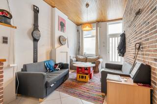 Deze charmante woning bevindt zich in één van de Leuvense topstraten : gelegen in een woonerf met plaatselijk verkeer en toch alles op een wandelafstand (winkels, bibliotheek, treinstation, cultuur en ontspanning, cafétjes ,...).  Benieuwd wat er achter deze leuke gevel schuilt?<br />We komen binnen in de ruime leefruimte met een open ingerichte keuken. Het hoog plafond, de ramen en de lichtkoepel zorgen voor een fijne lichtinval. <br />Verder hebben we nog een handige koer en een recent vernieuwde badkamer met toilet, douche, dubbele wastafel en aansluitingen wasmachine.<br />Op de verdiepingen bevinden zich de  3 slaapkamers, nl. 1 ruime kamer aan de voorzijde, een grote zolderkamer en een bureelkamer.  Ondergronds is er een bergkelder voorzien met cv-ketel en aansluitingen nutsvoozieningen.  Electriciteit is conform !  Asbestveilig ! EPC label C - score 240 ! Momenteel verhuurd tot 01/09/2026 aan € 990/ maand.<br /><br />Ontdek het potentieel van deze woning of je nu op zoek bent naar een eerste thuis of een slimme investering voor je studerende kinderen.<br />Wenst u dit uniek pand te bezichtigen? Contacteer dan Vincent op 0477/284876 of via mail vincent@immojanstas.be<br />Bijkomende info (EPC, bodemattest, elektriciteitsattest, enz...) kan U hier downloaden ↓<br /> 