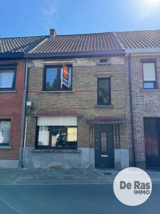 LEDE - Renovatiewoning met tuin in centrum<br />EERSTE BEZOEKDAG ZONDAG 23/08 VAN 10U TOT 12U (enkel op afspraak!)<br /><br />De woning is uitstekend gelegen op wandelafstand van de Markt, het station, winkels, scholen en openbaar vervoer. Dankzij deze centrale ligging geniet u dagelijks van alle voorzieningen binnen handbereik, terwijl u toch beschikt over een aangename private tuin.<br /><br />Op het gelijkvloers vindt u een inkomhal, een gezellige zitplaats, een eetkamer, een keuken en een badkamer. Op de eerste verdieping bevinden zich twee volwaardige slaapkamers.<br /><br />Via een vaste trap bereikt u de ruime zolderverdieping, die eenvoudig kan worden ingericht als een bijkomende slaapkamer, hobbyruimte of master suite.<br /><br />Een absolute meerwaarde is de aangename tuin, een zeldzame troef voor een woning in het centrum van Lede. Hier kunt u in alle rust genieten van het buitenleven, terwijl alle faciliteiten zich op wandelafstand bevinden.<br /><br />Deze woning vormt de ideale basis voor wie op zoek is naar een ruim renovatieproject met tal van mogelijkheden, een uitstekende ligging en een mooi toekomstig waardepotentieel.<br /><br />Bent u een handige renovator, investeerder of een gezin dat zijn droomwoning wil creëren? Dan is deze eigendom beslist een bezoek waard. Contacteer ons vandaag nog voor meer informatie of een bezichtiging.<br /><br />Neem gerust contact met ons op voor meer informatie of plan vandaag nog uw bezoek via 053/60.65.60. Wij leiden u graag rond.
