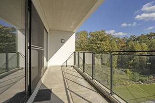 Indeling:Verdieping 2 (bereikbaar met lift/ trap):- inkomhal voorzien van een vestiairehoek- woon- en eetkamer- volledig geïnstalleerde open keuken- zuidoostgericht terras voorzien van grote schuiframen- slaapkamer 1 (ca. 14m²)- slaapkamer 2 (ca. 11m²)- badkamer met inloopdouche en lavabomeubel- apart toilet met handenwasser- aparte berging met voorzieningen voor was- en droogmachineVerdieping -1:- privatieve kelderberging- privatieve autostaanplaats bij aan te kopen voor €20.000,00- gemeenschappelijke fietsenbergingBijzonderheden:- verhuurd appartement met gegarandeerd rendement, ideaal voor investeerders- EPC-score A!- conforme elektriciteit- individuele meters elektriciteit, gas en water- kleinschalig, netjes onderhouden gebouw met lift- rustige en centrale ligging in een doodlopende straat, op wandelafstand van openbaar vervoer, winkels, scholen, parken, en met vlotte verbinding naar de Stad AntwerpenBent u geïnteresseerd in dit appartement te koop in Hoboken? Aarzel dan niet om contact met ons op te nemen via janice.racaj@dewaele.com of op 03 206 76 73.Wenst u uw eigendom ook te koop of te huur te stellen? We helpen u graag verder.Steeds tot uw dienst om u verder te helpen met al uw vragen over vastgoed!