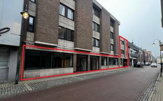 In het centrum van Lebbeke huisvest dit op te frissen handelspand met tal van mogelijkheden.- Bruikbare oppervlakte van 434m²;- AAA commerciële...