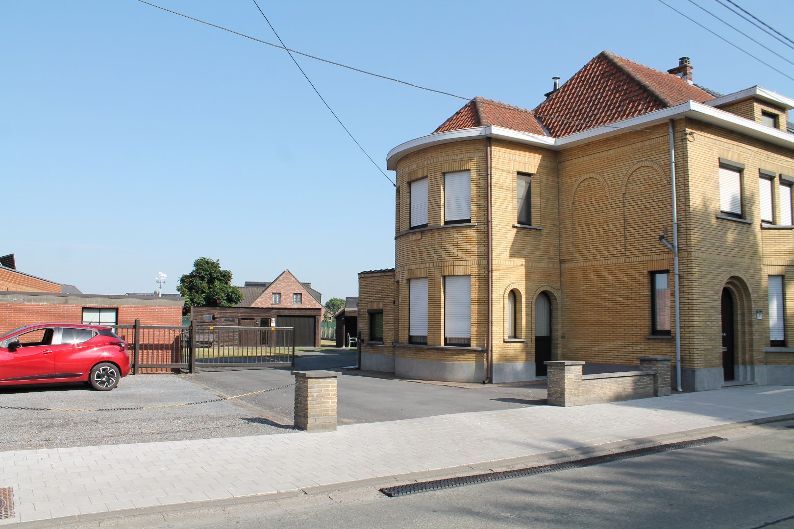 Grote en stevige woning, met garages, bergruimte en tuin op 1.324m² - foto 2