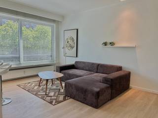 <p>Dit trendy gemeubeld studio-appartement van ca 55 m² is centraal gelegen aan de Britselei. Op de rand van het Zuid en de al even hippe ‘theaterbuurt’, is dit een werkelijke toplocatie in Antwerpen. Dankzij de ligging op de Leien en de aanwezigheid van de tramlijnen geniet dit appartement bovendien van een ideale bereikbaarheid.</p>
<p>De leefruimte met open keuken heeft zicht op de leien en heeft een mooie lichtinval dankzij de grote raampartijen.<br />De volledig geïnstalleerde keuken met eiland is, voorzien van koelkast met vriesvak, vaatwasser, inductievuur, oven, microgolfoven.<br /><br />De slaaphoek geeft voldoende privacy en is voorzien van dressingkast.<br />De badkamer is ruim met lavabomeubel, regendouche en een apart toilet.</p>
<p>Gemeenschappelijke lasten: 100 Euro per maand.<br />Provisie op verbruik van verwarming en water: 120 Euro per maand.<br />Elektriciteit is privé op te nemen door de huurder.</p>
<p>Beschikbaar vanaf 1 juli 2026.</p>