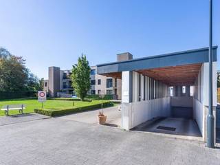 Ruim modern gelijkvloersappartement met tuin, autostaanplaats en kelderberging op een mooie locatie aan het woonerf Watertoren in Lier. Dit aangename appartement combineert een praktische indeling met een ruime buitenruimte en alle dagelijkse voorzieningen in de nabije omgeving. De leefruimte met open keuken heeft een totale oppervlakte van ongeveer 43 m² en sluit rechtstreeks aan op het terras en de tuin. De doorlopende zwarte keramische tegelvloer geeft het geheel een verzorgde en hedendaagse uitstraling. De open keuken met eiland is volledig uitgerust met een vaatwasser, inductiekookplaat, oven, microgolfoven en koelkast. Aansluitend bevindt zich een praktische berging van ongeveer 3 m² met cv-ketel, ventilatiesysteem en ruimte voor wasmachine, droogkast en eventueel een diepvriezer. Via de nachthal bereikt u twee slaapkamers van ongeveer 8,6 m² en 13 m². Beide kamers zijn voorzien van laminaat, pvc-ramen en elektrische rolluiken. De volledig betegelde badkamer beschikt over een douche, dubbel lavabomeubel, spiegelkast en een extra toilet. Daarnaast is er nog een afzonderlijk gastentoilet met lavabo. Een belangrijke troef van dit appartement is de ruime buitenruimte. Het terras en de omheinde tuin zijn samen ongeveer 100 m² groot en bieden volop mogelijkheden om te genieten van het buitenleven. De tuin is tevens ook bereikbaar via een poortje en beschikt over water en verlichting en kijkt uit op een aangename groene omgeving. In de ondergrondse verdieping zijn een privatieve autostaanplaats en een afzonderlijke kelderberging inbegrepen. Het gebouw beschikt bovendien over een lift en er is voldoende bezoekersparking voorzien. Ook op technisch vlak scoort het appartement sterk. Het is zeer energiezuinig en beschikt over een EPC met B-label. De elektrische installatie is conform en de P- en G-score bedragen beide A. Het appartement dient opnieuw geschilderd te worden, wat meteen de mogelijkheid biedt om het interieur volledig volgens eigen smaak af te werken, maar vormt dankzij zijn ruime leefruimte, grote tuin, praktische indeling en inbegrepen parkeerplaats een bijzonder interessante woonopportuniteit. Voor info en bezichtiging: 0487/759.758