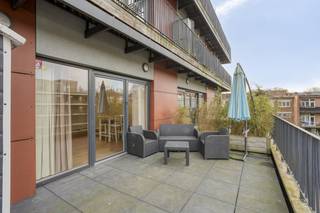 Het appartement is als volgt ingedeeld: - inkomhal met gastentoilet- lichtrijke woonkamer met open keuken- keuken voorzien van al het nodige...