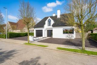 This fully renovated open-plan property is located in a quiet residential neighbourhood in Westkapelle on a plot of approximately 700 m². The villa combines contemporary architecture with high-quality materials and a warm, timeless interior. Large windows allow plenty of daylight to flood in and create a seamless connection between the living areas, the open kitchen and the garden.<br />The property has four full bedrooms, several luxuriously finished bathrooms and various multifunctional rooms. Outside, you can enjoy a beautifully landscaped, sun-oriented garden with a terrace, open pool house and built-in sauna — an oasis of peace and privacy. Thanks to recent renovations, this villa is completely ready to move into, finished with customisation and attention to detail. An ideal family home a stone's throw from Knokke.