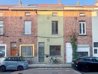 In de gezellige Cederstraat vinden we deze instapklare rijwoning, ideaal voor wie op zoek is naar een compacte maar verrassend ruime thuis in de...