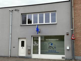 Dit multifunctioneel handelspand is ideaal gelegen nabij Hogebaan, het centrum van Sint-Job-in-'t-Goor, met in nabijheid diverse winkels, scholen, de bank, krantenwinkel en andere winkels.. Er is een brede etalage wat zorgt voor goede visibiliteit. Indeling: inkom met wachtzaal 10m² en aansluitend een aparte bureel/kantoor ruimte 25m². Deze ruimte leent zich perfect voor consultaties, praktijkruimte. Achteraan bevindt er zich een keuken 17m² met sanitaire ruimte. Uitermate geschikt voor extra werkruimte en ruime eetplaats. Contacteer ons voor een plaatsbezoek om de vele mogelijkheden van deze handelsruimte te ontdekken.