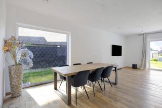 Stijlvolle , bijna energieneutrale nieuwbouwwoning met 4 slaapkamers en aparte garage (incl. elektrische kantelpoort ondertussen). Extra...