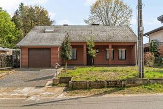 <p><span>Deze woning geniet van een gunstige ligging met een vlotte bereikbaarheid dankzij de nabijheid van belangrijke verbindingswegen en de autosnelweg (E313). Tegelijk woon je hier in alle rust, weg van de drukte!</span></p><p><span> </span></p><p><span>De woning beschikt over een zeer solide basis en biedt tal van mogelijkheden voor wie ze verder wil renoveren en naar eigen smaak afwerken.</span></p><p><span> </span></p><p><span>Indeling: Via de inkomhal- en nachthal bereik je een afzonderlijk toilet en de lichtrijke leefruimte met open keuken, uitgerust met kasten en toestellen. Verder zijn er twee slaapkamers, een badkamer met lavabo en ligbad, een praktische wasplaats en een inpandige garage.</span></p><p><span> </span></p><p><span>Extra info: Kruipkelder aanwezig, ruime zolder van ca. 80 m² (toegankelijk via luik) - ideaal als extra bergruimte of uitbreidingsmogelijkheden, dubbele beglazing (buitenschrijnwerk: hout), handmatige rolluiken, verwarming via 2 gaskachels. SBU: In aanvraag.</span></p><p><span> </span></p><p><span>Kortom, een woning met veel mogelijkheden, perfect voor (handige) kopers of investeerders die hun eigen stempel willen drukken.</span></p><p><span> </span></p><p><span>Kom snel de mogelijkheden ontdekken en maak van deze woning jouw nieuwe thuis!</span></p><p><span> </span></p><p><span>Kenneth (kenneth.pollet@vastgoedhuys.be) op 0472/03 25 88 of Melissa (melissa.cardaci@vastgoedhuys.be) op 0486/54 71 80.</span></p>