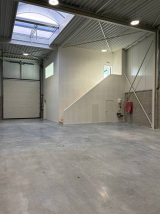 Unit B-01 (huisnr. 5T): kopunit met kantoor op gelijkvloerse en eerste verdieping en mooie grote raampartij * Vloer: 3T/m² * Vrije hoogte magazijn:...