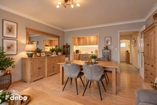 <strong>Lichtrijk en verzorgd wonen met terras en dubbele garage</strong><br />Dit verzorgd appartement op de tweede verdieping heeft een aangename, open indeling en is volledig instap klaar. De lichtrijke leefruimte sluit mooi aan op de open keuken, waardoor je een ruim en gezellig geheel krijgt met toegang tot het terras.<br />Verder zijn er twee slaapkamers, een praktische berging, een volledig vernieuwde badkamer met douche en een apart vernieuwd toilet. Het appartement is afgewerkt met laminaat, beschikt over een condensatieketel op gas en heeft EPC B. De tellers voor gas en elektriciteit zijn afzonderlijk.<br />Bij het appartement hoort een dubbele garage van ongeveer 24 m² met twee poorten naast elkaar en zonder tussenwand. Ook is er een gemeenschappelijke fietsenberging en een lift in het gebouw.<br />Een verzorgd appartement met een goede indeling, veel comfort en geen directe werken nodig. Ideaal voor wie gewoon wil verhuizen en meteen wil wonen.<br /><strong>Kom het zelf ontdekken tijdens een bezoek. Contacteer Katrien 0495 53 48 65 voor een afspraak.</strong><br /> 