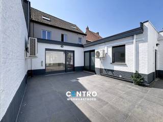 Volledig gerenoveerde woning met 4 slaapkamers en handelsruimte!<br /><br /><strong>INDELING:<br /><u><em>Gelijkvloers:</em></u></strong><br />Handelsruimte - afzonderlijke bureelruimte - berging - kitchenette - afzonderlijk gastentoilet - sas (voor leveringen) - ZUIDgericht zonneterras.<br /><br /><u><em><strong>Eerste verdieping:</strong></em></u><br />Hal - RUIME living - volledig ingerichte open keuken (o.a. met fornuis, dampkap, spoelbak en frigo) - ruime badkamer (o.a. met lavabomeubel, toilet en inloopdouche) - bureel/1ste slaapkamer.<br /><br /><u><em><strong>Tweede verdieping:</strong></em></u><br />Nachthal - 3 volwaardige slaapkamers.<br /><br /><u><strong>Opmerkingen:</strong></u><br />- Volledig gerenoveerd!<br />- GOED energielabel: B!<br />- Onmiddellijk beschikbaar.<br />- Parkeergelegenheid in de straat.<br />- Recht tegenover apotheek.<br />- Onmiddellijk beschikbaar.<br /><br />RUIME woning met alle hedendaags comfort in het centrum van Ledegem! Aarzel zeker niet om ons te contacteren voor een bezoek ter plaats: 051/817.817 - info@cento.be.