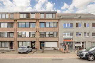 <p><span>Op zoek naar een comfortabel appartement met een uitstekende ligging én een ruime garage?</span><span> Dan is dit instapklare appartement aan de </span><span>Schoolstraat 24 in Aarschot</span><span> absoluut het ontdekken waard. </span></p><p><span> </span></p><p><span>Dit aangename appartement, gebouwd in </span><span>1990</span><span>, beschikt over een bewoonbare oppervlakte van </span><span>74 m²</span><span> en combineert een praktische indeling met heel wat troeven. </span></p><p><span> </span></p><p><span>Bij het binnenkomen wordt u verwelkomd in een </span><span>ruime en lichtrijke leefruimte</span><span>, waar grote raampartijen zorgen voor een aangename, open sfeer. Aansluitend bevindt zich de </span><span>functionele keuken</span><span>, uitgerust met het nodige comfort voor dagelijks gebruik. </span></p><p><span> </span></p><p><span>Het appartement beschikt over </span><span>twee slaapkamers</span><span>. De masterbedroom biedt bovendien toegang tot een </span><span>eigen zonnig terras</span><span>. </span></p><p><span> </span></p><p><span>De badkamer is praktisch ingericht en beschikt over een </span><span>ligbad, wastafel en toilet</span><span>. </span></p><p><span> </span></p><p><span>Een absolute meerwaarde is de </span><span>extra ruime garage (+- 30m²). </span><span>Naast het stallen van uw wagen is er nog voldoende plaats voor fietsen, een brommer, vuilnisbakken en allerhande extra bergruimte. Een bijzonder praktische troef die u in een centrumligging niet vaak aantreft. </span></p><p><span> </span></p><h3><span>Toplocatie in het centrum van Aarschot! </span></h3><h3><span> </span></h3><p><span>Ook de ligging is een echte troef. U woont hier </span><span>centraal in Aarschot</span><span>, op wandelafstand van tal van voorzieningen. Scholen, winkels, bakker, het station en andere dagelijkse faciliteiten bevinden zich vlakbij. Bovendien geniet u van een </span><span>vlotte verbinding naar de autosnelweg</span><span>, waardoor ook omliggende steden en gemeenten gemakkelijk bereikbaar zijn. </span></p><p><span> </span></p><p><span> </span></p><p><span>Interesse in dit prachtig appartement? Contacteer ons via 016 15 31 15 of info@immolivit.be</span><span> </span></p><p><span> </span></p><p><span> </span></p><p><span> </span></p>
