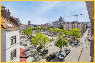 <strong>Immo Van Middelem verkoopt dit instapklare lichtrijke appartement van +/- 85m² gelegen op de 4de verdieping van een modern gebouw uit 2002. Het appartement bestaat uit 2 slaapkamers, een terras, kelder en ondergrondse parkeerplaats (INBEGREPEN IN DE PRIJS).</strong><br /><br />Gelegen op het iconische Vossenplein geniet dit appartement van een uitzonderlijk centrale ligging in de populaire Marollenwijk. De Zavel, Sint-Gillis en het stadscentrum bevinden zich op wandelafstand. <br />Ook qua mobiliteit scoort deze locatie uitstekend: diverse metro- en tramhaltes liggen in de onmiddellijke omgeving, het Zuidstation bevindt zich vlakbij en dankzij de vernieuwde fietsinfrastructuur langs de Zuidlaan verplaatst u zich vlot doorheen Brussel.<br /><br />De indeling is als volgt (4de VERDIEPING, met lift):<br />- inkomhal met WC, 2 slaapkamers, badkamer met inloopdouche en wasruimte, ruime living (salon en eetplaats) met schuifdeur naar het terras;<br />- kelder (4m²)<br />- ondergrondse privéparkeerplaats<br />- gemeenschappelijke fietsenstalling<br /><br />Gemeenschappelijke lasten (onderhoud/schoonmaak en elektriciteit gemene delen, lift, syndicus, blokpolis,...) +/- 240€ per maand, INCLUSIEF VOORSCHOT water en chauffage. Jaarlijks volgt een individuele afrekening van het werkelijke verbruik.<br /><br />EPC: 303kWh/m².jaar - Label F (UC:756258).<br />Vrij bij akte.