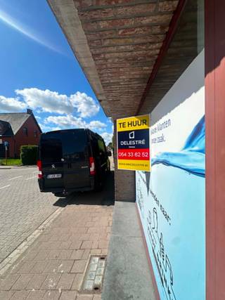 <strong> Commercieel gelijkvloers op een zeer goed zichtbare locatie in Denderleeuw (ca. 70 m²)</strong> vroeger in gebruik als onderdeel van een gekende drankencentrale. Dankzij de ligging langs een drukke invalsweg geniet het pand van een sterke visibiliteit en vlotte bereikbaarheid, wat het bijzonder interessant maakt voor ondernemers die hun zaak in de kijker willen zetten. Het station ligt op wandelafstand. <br />De ruimte omvat een grote, multifunctionele hoofdzone die geschikt is voor zowel winkelactiviteiten als een kantoor- of praktijkruimte. Achteraan bevindt zich nog een bijkomende ruimte die momenteel werd ingericht voor schoonheidsverzorging (pedicure). Deze kan <strong>optioneel</strong> mee gehuurd worden.<strong> Verder is er ook een zeer ruim magazijn aanwezig dat desgewenst OPTIONEEL kan worden bij gehuurd, </strong>wat extra mogelijkheden biedt voor opslag of uitbreiding van de activiteiten. Het geheel kan dus niet alleen dienen als commerciële handelsruimte, maar ook perfect als betaalbaar kantoor of praktijkruimte voor zelfstandigen of kleine ondernemingen.<br /><strong>EPC LABEL C. Huurprijs: € 850 per maand. Voorschot elektriciteit: 100 euro per maand. <br />Beschikbaarheid: in overleg</strong>
