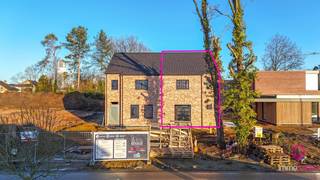 <p><span>Elke zondag welkom op ons kantoor van 10u-12u voor meer info over de nieuwbouwprojecten!</span><br /><br />Deze landelijke nieuwbouwwoning in ruwbouw (HOB) met 4 slpks is rustig gelegen in het mooie Boekt : laatste stuk!<br />De woning bevindt zich in een residentiële straat en heeft een uitstekende bereikbaarheid naar de autosnelweg E313-E314!<br /><br />Deze ruime half open bebouwing in Oude Beerse-look bevindt zich op een perceel van 4.36 are waarvan het perceel een straatbreedte heeft van 9.70 meter!<br />De woning heeft een bewoonbare oppervlakte van 209 m² en is praktisch opgedeeld.<br /><br />Er werd rekening gehouden met een open leefruimte met achteraan een gezellige keukenruimte die onmiddellijk aansluit aan de berging met achterdeur. De “doorzon”-leefruimte heeft zowel via de voor-, zij- als achterzijde ramen voor een uitstekende lichtinval.<br /><br />Vanuit de living vertrekt ook de trap naar boven. Op de eerste verdieping zijn er 3 slaapkamers, een apart toilet en een badkamer. De slaapkamers zijn allen voldoende ruim.<br />De 2de gegoten betonnen trap brengt ons naar een prachtige open zolderruimte; hier kan men een ruime 4de polyvalente (slaap)kamer creëren, of zelfs opsplitsen naar een 5de kamer. In de hoek kan de technische ruimte voorzien worden.<br /><br />Zowel de raampartijen als de dakwerken zijn van uitstekende makelij.<br /><br />Deze ruwbouwwoning wordt opgeleverd met een vlak getrokken perceel dat onmiddellijke aanplanting toelaat.<br /><br />De Heilig-Hartlaan is een zalige straat met voornamelijk ééngezinswoningen. Vanuit hier kan men zelfs te voet naar het kleuter- en lager onderwijsschooltje de hoek om; de grote supermarkten bereikt men na enkele minuten en als kersje op de taart : Boekt heeft nog een warme bakker!<br />Of wat dacht u om met de fiets via de natuur richting Lummen te fietsen? Zalig….! Ook kan men vanuit hier te voet vertrekken naar de achterkant van de Kluis in Bolderberg. De autosnelweg met verkeerswisselaar “Het Klaveblad” bereikt men na enkele minuten.<br /><br /><br />Indeling : <br />GELIJKVLOERS : inkomhal, gastentoilet, leefruimte met trap naar boven, open keuken, berging<br />EERSTE VERDIEPING : nachthal, apart toilet, 3 slaapkamers, badkamer, trap naar boven<br />ZOLDER : open polyval ruimte met plaats voor techn ruilte <br />TUIN: aan te leggen <br /><br />Pluspunten:<br />-prachtige stijl; voor ieder wat wils!<br />-zeer degelijke bouw<br />-ruim = 209 m²<br />-ruime living!<br />-4/5 slaapkamers <br />-betonnen trappen<br />-tijdloze pastoriestijl<br />-goede ligging = overal dichtbij!<br />-grondwaarde aan 12%, enkel constructie onder 21%BTW<br /><br />Voor een afspraak of meer info, bel ons op 078/78.78.70, of kom gewoon binnen op ons kantoor. Steeds welkom!</p>