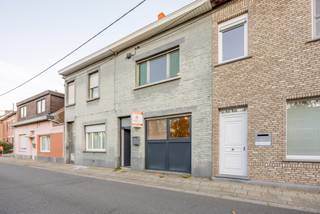 Ben jij op zoek naar een ruime gezinswoning die nog naar eigen hand gezet kan worden? Hier ben je aan het juiste adres! Deze woning biedt met zijn 4 slaapkamers, een aangename tuin en een zeer grote garage alvast heel wat troeven.<br /><br />De inkomhal biedt vooreerst toegang tot de geïnstalleerde keuken. Deze werd doorheen de jaren al eens onder handen genomen. Achterliggend bevindt zich de ruime woonkamer met toegang tot de kelder en een extra berging. Via de veranda kom je terecht in het apart toilet en de badkamer.<br /><br />Op de eerste verdieping zijn twee ruime slaapkamers en via de vaste trap bereik je de zolderverdieping waar eveneens 2 slaapkamers voorzien zijn.<br /><br />De woning beschikt over een uitgestrekte tuin met op het einde een grote garage dewelke bereikt kan worden via de uitweg achteraan. <br /><br />Plan snel jouw bezoek in en ontdek deze woning!<br /><br />Recente stedenbouwkundige inlichtingen in aanvraag.<br /><br />EPC: 256 kWh/(m²/jaar)<br />Referentie: YP/25142/TK