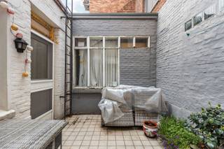 <p><span>Op wandelafstand van het bruisende hart van Tessenderlo bevindt zich deze deels gerenoveerde woning met tal van mogelijkheden.</span></p><p><span>Een ideale opportuniteit voor starters, jonge gezinnen of investeerders die op zoek zijn naar een woning met potentieel op een topligging!</span></p><p><span> </span></p><p><span>Bij het betreden van de woning kom je in de inkomhal die toegang biedt tot de gezellige leefruimte. Aansluitend bevindt zich de vernieuwde keuken (2025), uitgerust met moderne kasten en toestellen. Een aangename plek om te koken en te genieten. Verder vind je op het gelijkvloers een praktische wasplaats met toilet en lavabo.</span></p><p><span>Op de eerste verdieping leidt de nachthal naar twee volwaardige slaapkamers en een vernieuwde badkamer voorzien van toilet, douche &amp; dubbele lavabo.</span></p><p><span>Via een vaste trap bereik je de tweede verdieping. Deze ruimte dient verder afgewerkt te worden, maar biedt mooie uitbreidingsmogelijkheden: extra slaapkamers, hobbyruimte of bureau? Hier kan je jouw woonwensen volledig realiseren!</span></p><p><span> </span></p><p><span>Extra info: CV op aardgas, grotendeels dubbele beglazing, aanwezigheid van kelder, voldoende parkeermogelijkheden in de omgeving.</span></p><p><span>Volgens het huidige EPC kan het energielabel verbeterd worden naar C mits plaatsing van dakisolatie!!</span></p><p><span> </span></p><p><span>Kortom, een woning met potentieel én een uitstekende ligging. Breng snel een bezoek voor het te laat is! Kenneth (kenneth.pollet@vastgoedhuys.be) 0472/03 25 88 of Melissa (melissa.cardaci@vastgoedhuys.be) 0486/54 71 80.</span></p>