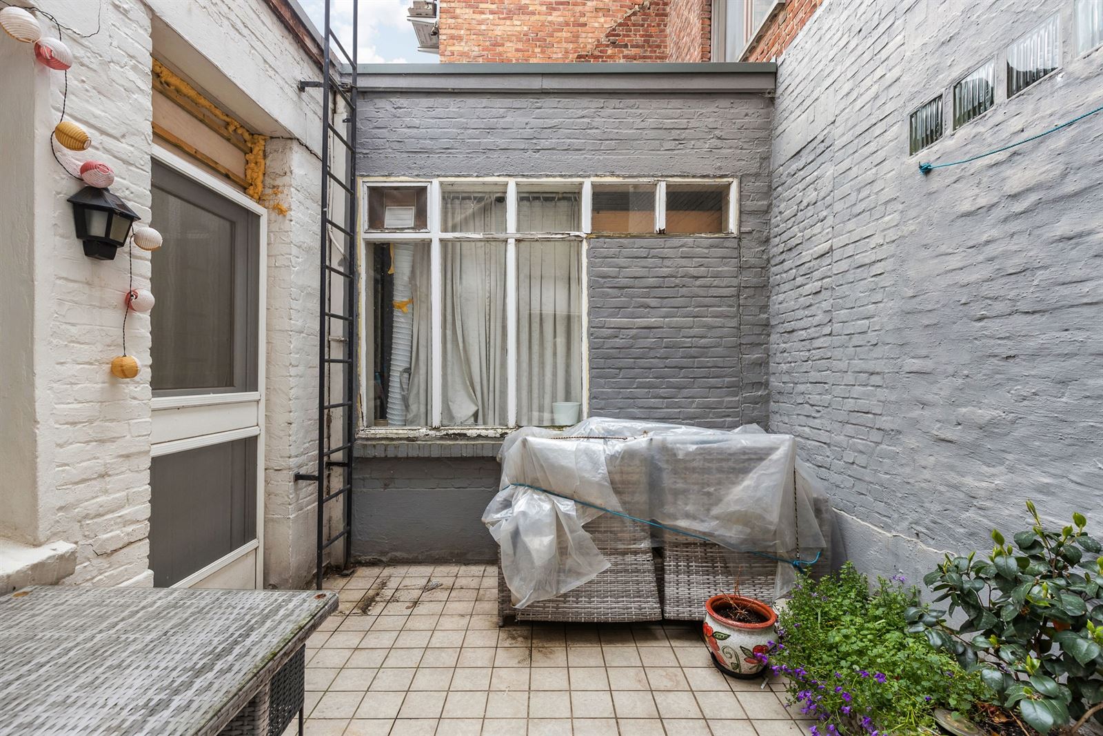 Centraal gelegen, deels gerenoveerde woning met uitbreidingsmogelijkheden! - foto 2
