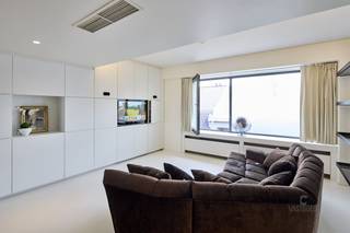 <p><span>Luxe duplex appartement – wonen en werken in hartje Hasselt</span><span><br />Unieke duplex op 2 verdiepingen, waar wonen en werken samenkomen.</span></p><p><span>3e verdieping – loftstijl wonen</span><span><br />Stijlvolle inrichting door interieur- en fashiondesigner Stijn Helsen, ontworpen en uitgevoerd met hoogwaardige materialen zoals travertin, gietvloer, Italiaans marmer, verfijnde accenten in smeedijzer. <br /></span><span>Indeling 3e verdieping: </span></p><ul><li><span>Leefruimte met indrukwekkend kookeiland uit één stuk natuursteen en met Gaggenau-gasvuur, steamoven, teppanyaki-plaat en vaatwas, Veel opbergkasten en -lades.</span></li><li><span>Overdekt zuidwest georiënteerd terras.</span></li><li><span>De living is uitgerust met een vintage haardvuur, het salon met ingebouwde TV en maatwerkkasten.</span></li><li><span>De badkamer is een wellness-parel in Italiaans marmer en glas met mozaïekdouche/steamroom.</span></li><li><span>Slaapgedeelte met lederen bed en ingebouwde dressing.</span></li></ul><p><span>De open indeling creëert een ruimtelijk loft gevoel, eenvoudig aan te passen voor meer privacy.<br /></span><span>2e verdieping – flexibel gebruik</span><span><br />Momenteel ingericht en bestemd als atelier/showroom, ideaal als uitbreiding van de loft of professionele werkruimte met privé terras.</span></p><p><span>Indeling 2e verdieping: </span></p><ul><li><span>Gescheiden inkom naar de verdiepingen. Lift, trappenhal.</span></li><li><span>De 2 verdiepingen zijn (elk) bereikbaar via de trappenhal.  De inpandige wenteltrap verbindt verdieping 2 en 3. </span></li><li><span>De inkomhal verdieping 2 is een open, afgescheiden ruimte met veel lichtinval (groot raam), Toilet, kitchenette en berging.  Via een tussendeur kom je in het professioneel gedeelte, een open ruimte geschikt als vergaderzaal met inbouwkasten: ideaal voor archief/dossiers. Open terras.</span></li><li><span>Het 3</span><span><sup>e</sup></span><span> verdiep is bereikbaar ofwel via de trappenhal, privé voordeur, ofwel via de inpandige trap (verdieping 2).  Ingericht als loft of 2e slaapkamer met zuidgericht open terras<br /><br /></span></li></ul><p><span>Troef</span><span>: Luxueus wonen én werken op een toplocatie in Hasselt.<br />Voor meer info of een afspraak plaatsbezoek, bel gerust naar MCA-Vastgoed: 0485 34 56 71.  Wij zijn telefonisch zeer vlot bereikbaar en staan ook buiten de kantooruren voor u klaar.</span></p>