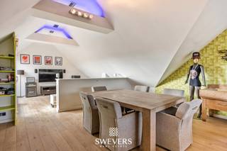 Voor meer info en foto’s, surf naar www.swevers.be – Ontdek dit ruime landhuis in Kermt met een bewoonbare oppervlakte van 328 m² op een perceel van 14a 08ca. De woning is ingericht als twee afzonderlijke woonniveaus, ideaal voor kangoeroewonen, een combinatie van wonen en werken of gezinnen die extra zelfstandigheid wensen. De instapklare eerste verdieping beschikt over een gezellige leefruimte met aansluitende eetplaats en keuken, drie slaapkamers, een dressing, badkamer, apart toilet, berging met wasplaats en een terras. Op het gelijkvloers vindt u een tweede woongelegenheid met leefruimte, eetplaats, keuken, bureau, slaapkamer, badkamer, meerdere bergingen, een grote inpandige garage en een overdekt terras. Deze verdieping vraagt renovatie, maar biedt een praktische basis om volledig naar eigen smaak af te werken. In totaal telt de woning vijf slaapkamers, twee badkamers, een zolder en drie garages, wat zorgt voor uitzonderlijk veel ruimte en mogelijkheden. De grote tuin vormt een aangename aanvulling op het wooncomfort. Dankzij de centrale ligging bereikt u winkels, scholen, openbaar vervoer, restaurants en ontspanning op wandelafstand, terwijl ook de autosnelweg vlot bereikbaar is. Een veelzijdige woning met tal van mogelijkheden voor wie op zoek is naar ruimte, flexibiliteit en een centrale ligging. Voor meer informatie, bel 011 255 155. Bron bewoonbare oppervlakte: EPC – verslag.