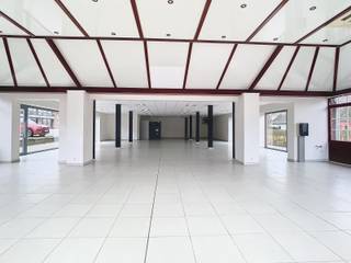 Centraal gelegen, polyvalente handelsruimte!Dit uniek handelspand, gelegen op een toplocatie, beschikt over een gelijkvloerse showroom met veel licht...