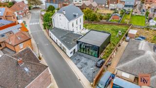 In het hart van de dorpskern van <strong>Appelterre</strong> bevindt zich deze <strong>karaktervolle voormalige dokterswoning</strong>, gebouwd met <strong>exclusieve en traditionele materialen</strong> en volledig <strong>gerenoveerd in 2017</strong>. Hier gaan <strong>authenticiteit en modern comfort</strong> naadloos samen.<br />✨ <strong>Indeling &amp; troeven:</strong>
<ol>
	<li><span><strong>Gelijkvloers:</strong> royale inkomhal, <strong>volledig uitgeruste moderne keuken</strong>, ruime <strong>living met salon en eetplaats</strong>.</span></li>
	<li><span><strong>Verdieping:</strong> 3 <strong>grote slaapkamers</strong>, stijlvolle <strong>badkamer</strong> met dubbele lavabo, vrijstaand bad, <strong>inloopdouche</strong> en apart toilet.</span></li>
	<li><span><strong>Zolder:</strong> ruime, afgewerkte zolder met raam, bereikbaar via vaste trap — ideaal als extra kamer of hobbyruimte.</span></li>
	<li><strong>2 ruime kelders</strong></li>
</ol>
💼 <strong>Bijgebouw (ca. 215 m²):</strong><br />In 2017 werd een <strong>modern en polyvalent bijgebouw</strong> toegevoegd, momenteel ingericht als <strong>kledingszaak</strong>. Deze ruimte is voorzien van alle <strong>moderne technieken</strong> én beschikt over een <strong>sanitaire ruimte voor dames en heren</strong>.<br />De mogelijkheden zijn eindeloos:<br />👉 handelszaak | restaurant | kantoorruimte | uitbreiding van de privéwoning<br />🌿 <strong>Buiten:</strong><br />Ruime <strong>parking vooraan</strong>, <strong>privé-terras</strong> en <strong>ommuurde tuin</strong> achteraan — perfect voor rust en privacy.<br />📍 <strong>Topligging:</strong>

<ol>
	<li><span>Slechts <strong>5 km van Ninove</strong>,</span></li>
	<li><span><strong>15 km van Aalst</strong>,</span></li>
	<li><span>en <strong>vlotte aansluiting met de E40</strong>.</span></li>
</ol>
Een <strong>unieke eigendom</strong> met uitstraling, karakter en potentieel — ideaal voor wie <strong>wonen en werken wil combineren</strong> in stijl.<br />📞 <strong>Bel Wim voor meer info of een bezoek: </strong><strong>0479 91 91 32</strong><br /> 