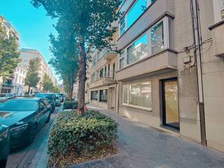 Op zoek naar een ruim en comfortabel appartement op een centrale ligging? Dit appartement, gelegen in de Rogierlaan 23 te Oostende, biedt met zijn totale oppervlakte van ca. 100 m² alle ruimte om aangenaam te wonen.<br /><br />Bij het binnenkomen word je verwelkomd in een ruime inkomhal met ingebouwde kasten, die zorgt voor extra opbergruimte. De ruime woonkamer biedt tal van mogelijkheden om een gezellige leefruimte te creëren. Daarnaast beschikt het appartement over een afzonderlijke, volledig ingerichte keuken. Via de nachthal bereik je de twee slaapkamers, de badkamer met douche en het afzonderlijke toilet.<br /><br />Een extra troef is het kleine terrasje achteraan, waar je even kunt genieten van een rustig moment in de buitenlucht. Bovendien beschik je over een privatieve kelder op niveau -1, ideaal voor extra bergruimte. Het gebouw is voorzien van een lift voor extra comfort.<br /><br />Dankzij de centrale ligging in Oostende bevinden winkels, horeca en andere voorzieningen zich op korte afstand. Het appartement is onmiddellijk beschikbaar en vormt een interessante woonopportuniteit voor wie op zoek is naar ruimte en comfort in het centrum van de stad.<br /><br />Ben je geïnteresseerd in dit pand te huur in Oostende? Ga naar de website www.dermul.be, klik op het pand dat je wenst te huren. Via de knop "ik heb interesse" vragen we u kort een profiel in te vullen. Daarna nemen we contact op voor een bezoek. Telefonisch kunnen er geen afspraken gemaakt worden.