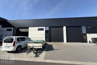 Deze <strong>nieuwbouw KMO-unit van +/- 320 m²</strong> is gelegen aan de Sint-Martinusweg , in het Ikaros Park te Zaventem en biedt een uitstekende combinatie van ruimte, toegankelijkheid en bereikbaarheid. Een unit met 2 gevels, een <strong>grote glaspartij </strong>aan de straatzijde en een grote sectionale poort aan de andere zijde.<br /><br />De functionele unit beschikt over een <strong>sectionale poort van 4 x 4,50 m</strong> en een ingang aan weerszijden , waardoor zowel goederen als personeel vlot toegang hebben tot de ruimte. De unit is voorzien van een elektrische aansluiting van 63A en beschikt over 4 privatieve parkeerplaatsen.<br /><br />Dankzij de ligging nabij de Brusselse Ring (R0), E19 en E40 is dit een interessante locatie voor bedrijven die een vlot bereikbare uitvalsbasis zoeken in de regio Zaventem en Brussel. <strong>Onmiddellijk beschikbaar!</strong><br /><br />Contacteer PANORAMA B2B voor bijkomende inlichtingen of een vrijblijvend plaatsbezoek op het nummer 0477 30 40 05.