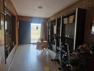 <p>Met deze ruime woning aan de Hoogstraat in Haaltert op een perceel van 591 vierkante meter, geniet u van voldoende ruimte om uw dromen te verwezenlijken. De woning beschikt over drie slaapkamers, een leefruimte, een ruime keuken en een comfortabele badkamer, waardoor het ideaal is voor gezinnen die op zoek zijn naar een nieuw thuis. </p>
<p>Met de jaren zestig als bouwjaar heeft deze stevige woning zijn eigen karakter, maar biedt deze terwijl ook tal van mogelijkheden om naar eigen wens te renoveren en upgraden. De zolderruimte, die extra opslag biedt, stelt u in staat om creatief om te gaan met de beschikbare ruimte. De rustige, groene omgeving zorgt ervoor dat u geniet van een vredige leefomgeving, terwijl u toch dicht bij het centrum van Haaltert bent. Achteraan de tuin is een toegang naar de zijstraat en eventueel een optie tot garage. Neem de tijd om deze kans te verkennen en ontdek de mogelijkheden die deze woning te bieden heeft. Voor alle info en bezoek: info@pantheonvastgoed.be</p>