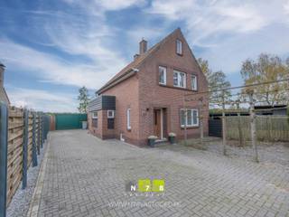 <strong>VRIJSTAANDE WONING MET 3 SLAAPKAMERS OP EEN PERCEEL VAN 10A59CA TE MOLENBEERSEL.</strong><br /><br /><strong>TROEVEN</strong><br />- Topligging.<br />- Instapklaar.<br />- Groot perceel.<br />- Overdekt terras.<br /><br /><strong>KELDERVERDIEPING</strong><br />- Kelderruimte (2,00m x 3,33m = 6,66m²): betonvloer.<br /><br /><strong>GELIJKVLOERS</strong><br />- Inkomhal (1,99m x 3,28m = 6,53m²): laminaatvloer.<br />- Woonkamer ((3,31m x 7,92m) + (1,01m x 3,48m) = 29,73m²): houthaard, laminaatvloer.<br />- Keuken (4,16m x 4,24m = 17,64m²): onder- en bovenkasten, lades, inductiekookplaat met ingebouwde afzuiging, oven, koelkast, vaatwasser, keramieken werkblad, laminaatvloer.<br />- Toilet (1,00m x 1,23m = 1,23m²): hangtoilet, wasbakje, tegelvloer.<br />- Wasplaats (2,45m x 3,48m = 8,53m²): grote wasbak met kraan, aansluiting wasmachine, laminaatvloer.<br />- Badkamer (3,44m x 2,44m = 8,39m²): dubbele wasbak met onderkasten, vrijstaand bad, grote douche, tegelvloer.<br /><br /><strong>VERDIEPING +01</strong><br />- Overloop ((3,50m x 2,00m) + (0,97m x 1,21m) = 8,17m²): laminaatvloer.<br />- Slaapkamer 1 (4,40m x 3,52m = 15,49m²): laminaatvloer.<br />- Slaapkamer 2 (4,25m x 3,21m = 13,64m²): laminaatvloer.<br />- Slaapkamer 3 (3,14m x 3,22m = 10,11m²): laminaatvloer.<br />- Toilet (1,00m x 2,00m = 2,00m²): wasbakje, laminaatvloer.<br /><br /><strong>VERDIEPING +02</strong><br />- Zolderruimte: oppervlakte bovenverdieping, hele dek geïsoleerd, nog in te richten (momenteel bergzolder).<br /><br /><strong>EXTERIEUR<br /></strong>- Garagebox.<br />- Ruime tuin.<br />- Overdekt terras.<br /><br />Bekijkt u deze advertentie via een aanverwante vastgoedsite, surf dan zeker naar onze website www.N78vastgoed.be voor een uitgebreide beschrijving en foto's. Meer info: +32 (0)89 86 18 88 of info@N78vastgoed.be.