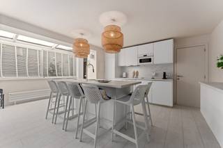 Koksijde : Ontdek dit prachtig gerenoveerd 2 slaapkamer appartement met 120m² bewoonbare oppervlakte in een zijstraat van de winkelstraat...