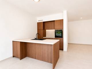 In deze stijlvolle residentie op het gelijkvloers bevindt zich dit prachtige appartement (113m²) met een privatieve tuin en een ruim terras van 25 m².<br /><br />De indeling bestaat uit een lichtrijke leefruimte met volledig uitgeruste keuken en aansluitende berging. Verder beschikt het appartement over een bureauruimte en 2 slaapkamers. Een volledig ingerichte badkamer met inloopdouche en een apart gastentoilet vervolledigen het geheel. Bovendien is het appartement rolstoeltoegankelijk, waardoor het geschikt is voor iedereen die comfortabel wil wonen.<br /><br />Het appartement beschikt over 2 autostaanplaatsen en een privatieve fietsenberging.<br /><br />Het nieuwbouwappartement is uitgerust met een warmtepomp en voldoet aan de strengste energienormen, wat bijdraagt tot een bijzonder laag verbruik.<br /><br />De muren worden voorzien van een primerlaag, en de deuren worden volledig afgewerkt voor de oplevering.<br /><br />De huurprijs bedraagt 1200€ + 150€ vaste kosten per maand (verwarming en warm water zijn inbegrepen in de vaste kosten)<br />Het appartement is onmiddellijk beschikbaar.<br /><br />Dankzij de centrale ligging zijn de Markt, winkels, openbaar vervoer, horeca en scholen vlot te voet bereikbaar.<br /><br />Neem vandaag nog contact op voor meer informatie of een bezoek ter plaatse!