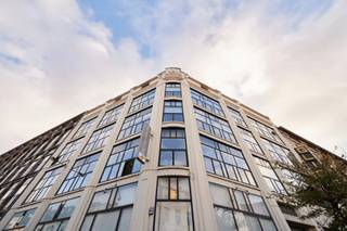 Modern and bright offices for rent on walking distance of the Gare du Midi in Brussels. <br />Airconditioning, high performance gas boilers, ready installed cables.  Personal security at front desk during office hours. video intercom and helpdesk 24/7.<br />Surface: 890 sqm.<br />Parking: 1.250 €/space/year