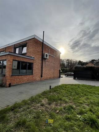 Bij het betreden van de woning komen we op het gelijkvloers in een open geheel met een leefruimte, eetgedeelte en keuken. In de keuken is...