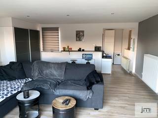 Deze gerenoveerde woning bevindt zich aan de verbindingsweg tussen Wellen en Kortessem. Met grote leefruimtes, twee slaapkamers op de verdieping en een mogelijke derde slaapkamer op het gelijkvloers is dit een ideale starterswoning.<br /><br />Via de inkomhal komen we in de zeer ruime eetkamer die mooi aansluit naar de open keuken. In de keuken vinden we volgende toestellen: Oven, kookplaat met dampkap, vaarwasser en ingebouwde koelkast. De zithoek geeft via het grote schuifraam zicht op het terras en de tuin. Verder vinden we op het gelijkvloers nog een berging, wasplaats en een badkamer met ligbad, dubbele lavabo met meubel en spiegel en een inloopdouche. Ten slotte komen we in een kamer die momenteel met inbouwkasten dienst doet als dressing, maar perfect kan omgevormd worden tot derde slaapkamer of bureel.<br />Op de verdieping komen we via de overloop in 2 ruime slaapkamers, waarvan ook één voorzien is van inbouwkasten.<br /><br />In de tuin bevindt zich naast de tuinberging nog een dubbele garage.<br /><br /><span><em>*De vermelde bewoonbare oppervlakte is indicatief en overgenomen uit het EPC verslag. JM Vastgoed kan niet verantwoordelijk gesteld worden voor de juistheid van de verstrekte gegevens.</em></span>