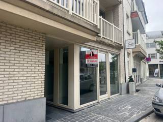 In centrum Waregem treffen we dit verrassend ruime handelspand van +/- 110 m² aan. Dit instapklare pand is voorzien van grote commerciële...