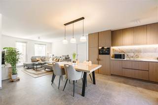 <p><span><strong>ENERGIEZUINIG EN KWALITATIEF NIEUWBOUWAPPARTEMENT MET 2 SLAAPKAMERS OP TOPLIGGING IN HARTJE TIELT</strong></span><br /><span>In hartje Tielt, vinden we dit kwalitatief nieuwbouwappartement, vlakbij de markt, winkels, bakker, slager, supermarkt, scholen, restaurants en openbaar vervoer, doch met rustige ligging.</span><br /><span>Met een bewoonbare oppervlakte van 98,70 m² kan men genieten van een ruime lichtrijke leefruimte met open en volledig geïnstalleerde keuken, 2 slaapkamers en een mooi terras.</span><br /><span>De vloerverwarming, zonnepanelen, het ventilatiesysteem en maximale isolatie dragen bij tot een zeer energiezuinige eigendom. </span><br /><span>De lichte kleuren, warme houttinten en kwalitatieve materialen zorgen dan weer voor een stijlvolle en exclusieve uitstraling.</span><br /><br /><span><strong>INDELING: </strong></span><br /><span>We komen binnen in de inkomhal met vestiaire en afzonderlijk toilet. Vanuit de inkom komen we via een glazen deur terecht in de ruime en lichtrijke leefruimte met open en volledig geïnstalleerde keuken.</span><br /><span>De leefruimte biedt voldoende plaats voor een ruime zithoek en eetplaats en biedt toegang met een schuifraam tot het terras. </span><br /><span>Verder zijn er twee slaapkamers waarvan één met dressing, de badkamer met lavabo met meubel en inloopdouche alsook de wasplaats. </span><br /><span>Het appartement is volledig geschilderd en geniet een hoogwaardige afwerking met moderne technieken. </span><br /><span>Tot slot zijn de parkeermogelijkheden bovengronds, zo kan men kiezen tussen 2 ruime garages met aansluitende berging of 1 gewone garage.</span><br /><span>Verborgen achter een mooi aangelegde binnenomgeving. Deze garages zijn exclusief de vermelde prijs. </span><br /><br /><span><strong>TROEVEN:</strong> </span><br /><span>- Topligging, vlakbij markt en winkels</span><br /><span>- Zonnepanelen aanwezig</span><br /><span>- Vloerverwarming regelbaar per ruimte</span><br /><span>- zongericht terras</span><br /><span>- 2 slaapkamers</span><br /><span>- garage</span></p>