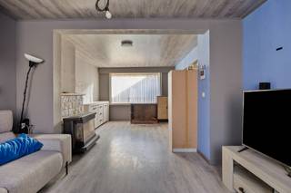 Ben je op zoek naar een <strong>verder af te werken woning,</strong> in een rustige wijk in Steendorp, met drie slaapkamers en een aangename tuin?<br /><br />Je komt binnen via de inkomhal met apart toilet.<br />De leefruimte biedt voldoende plaats voor een gezellige zithoek en eethoek.<br />Verder de keuken, voorzien van alle comfort en aansluitend de veranda.<br />Van hieruit heb je rechtstreeks toegang tot <strong>de tuin met tuinhuis</strong>.<br /><br />Op de eerste verdieping bevinden zich <strong>drie slaapkamers</strong>, waarvan twee ruime slaapkamers en één kleinere kamer.<br />De badkamer werd vernieuwd en beschikt over een inloopdouche, lavabomeubel en toilet.<br />De volledige bovenverdieping wordt aangevuld met een ruime zolder, die heel wat mogelijkheden biedt voor extra bergruimte.<br /><strong>Het dak werd reeds volledig vernieuwd. </strong><br /><br />PVC ramen met HR glas, verwarming via gaskachels.<br />Bron bewoonbare oppervlakte : EPC - certificaat<br /><br />Kom je deze woning graag bezoeken? Contacteer ons op 03/775.78.79<br />Ben je ook van plan jouw eigendom te verkopen? Maak een afspraak voor een gratis schatting, wij maken er samen een succesverhaal van.