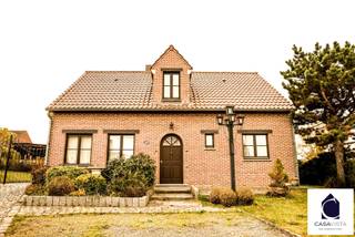 CHARMANTE GEZINSFERMETTE MET LANDELIJKE ALLURES EN OMGEVING. In de prachtige glooiende omgeving van Zarlardinge (deelgemeente Geraardsbergen) vind je deze knappe open bebouwing van bouwjaar 1988. Vrij van gebruik bij akte. Zeer goed onderhouden en met prachtige zichten naar de verschillende landschapsomgeving rondom. Door haar ligging in een hellende straat heeft de woning een opvallende uitstraling vanop een hoger level dan de straat. Het perceel is ruim 12are (1251m2). Er is een hoofdgebouw uitgebreid met veranda, een aparte garagegebouw en een tweede bijgebouw met diverse functies. Lange en brede hellende oprit vooraan. Via een hekken kan je doorrijden naar achter waar er nog diverse parkeerplaatsen zijn. Zeer handig. Indeling: gelijkvloerse verdieping met traphal en gastentoilet, leefruimte, keuken en voormalige inpandige garage die nu omgebouwd werd tot vrijetijdskamer (maar ook geschikt als zorgkamer, studio (gezien de aanwezige nutsvoorzieningen) of werkruimte met plaats voor diverse burelen. Eerste verdieping (op betongewelven)  met 2 leuke en ruime slaapkamers en een lichtrijke badkamer met velux. Verwarming momenteel via propaangas (toevoer momenteel defect maar te herstellen). Er is een lopend abonnement tot bijvullen. Zonnepanelen en warmtepomp zeer aangewezen door de ideale positie. Vraag een bezoek en krijg alle info van vastgoedmakelaar Cedric. Bel naar zijn team op 054412500 voor een afspraak bezoek.