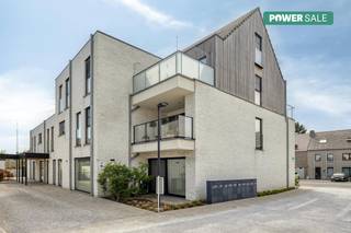 Deze op heden verhuurde praktijkruimte te koop bevindt zich op een toplocatie met een enorme visibiliteit. Het pand, met bouwjaar 2019, verkeert in uitstekende staat. De ligging is een absoluut pluspunt: gevestigd langs een drukke baan met veel passage en met een treinstation en bushaltes op wandelafstand.Oppervlakte:Ca. 167 m².Specificaties:- Het pand wordt verwarmd via een efficiënte warmtepomp met vloerverwarming - Energiezuinig ventilatiesysteem type D- Volledig rolstoeltoegankelijk - Sanitaire voorzieningen met invalidentoilet- Twee privé autostaanplaatsen bij het pand Hebt u interesse in deze praktijkruimte te koop in Geraardsbergen? Neem contact op via business.gent@dewaele.com of 09 245 35 35.Bestuursmaatregelen in het maatregelenregister: nee