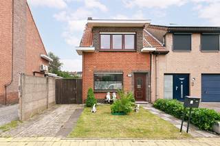 - Op www.koosi.be kan u een uitgebreide omschrijving van dit eigendom terugvinden. - In de Binnenweg te Kapellen bevindt zich deze halfopen bebouwing op een perceel van 330 m². De woning vormt de ideale opportuniteit voor wie op zoek is naar een renovatieproject dat volledig naar eigen smaak kan worden afgewerkt.Binnen beschikt de woning over een lichtrijke leefruimte, een ruime leefkeuken, drie slaapkamers en een ruime bergzolder met uitbreidingspotentieel.Buiten geniet je van een noordoost-georiënteerde tuin met terras en tuinberging, parkeren kan je op eigen grond vooraan aan de woning.De woning heeft een EPC-label E, waardoor de renovatieplicht van toepassing is.(Momenteel is het eigendom verhuurd aan correcte huurders)- Interesse? Vraag een plaatsbezoek aan via stef@koosi.be -