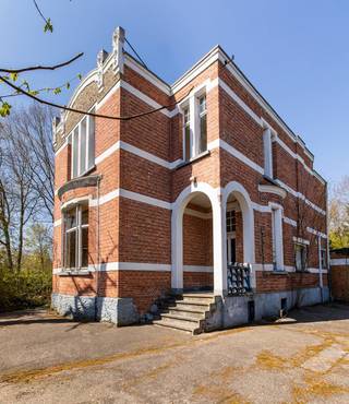Karaktervolle open bebouwing met nostalgische uitstraling en een oprijlaan van ca. 50m, vier slaapkamers en dit op een perceel van 2.775m².De...