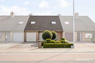 Op zoek naar een perfect onderhouden, instapklare leuk gelegen woning met ruimte, comfort en energiezuinigheid? Deze recente woning in Gullegem...